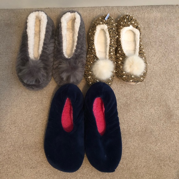 Free fuzzy slippers if bundled with another non-free item - Picture 1 of 6